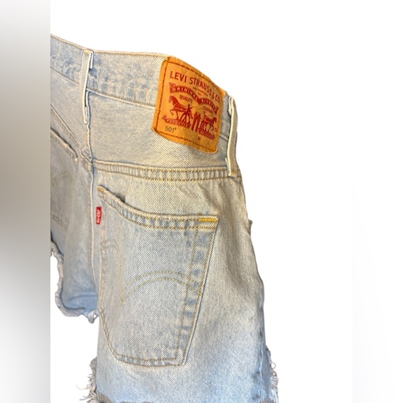Levi’s woman’s 501 denim light blue wash shorts size 33 Preloved cut off Jean - Picture 2 of 6